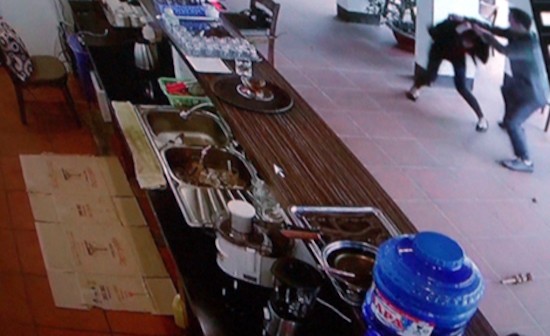 Hình ảnh camera ở quán cà phê ghi cảnh người đàn ông hành hung nữ nhân viên