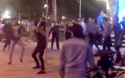 Nhóm du khách bị truy sát trước vũ trường ở Nha Trang. Ảnh: Cắt từ clip