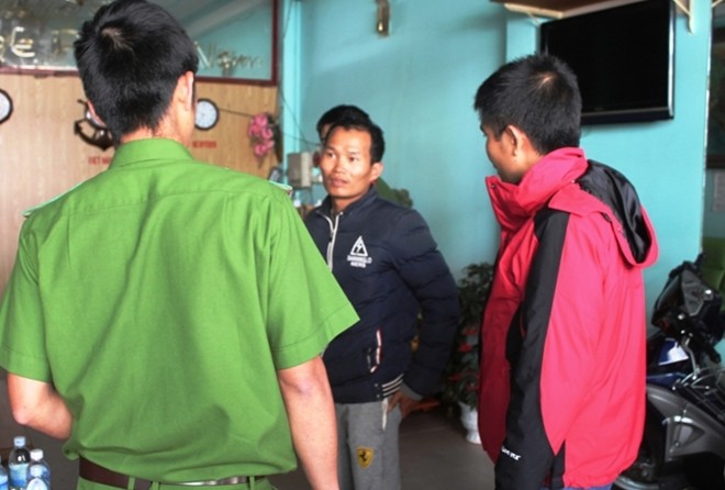Công an TP Đà Lạt đang làm việc với một đối tượng trong nhóm của Lê Huy Hà để xác định hiện trường vụ hủy hoại tài sản
