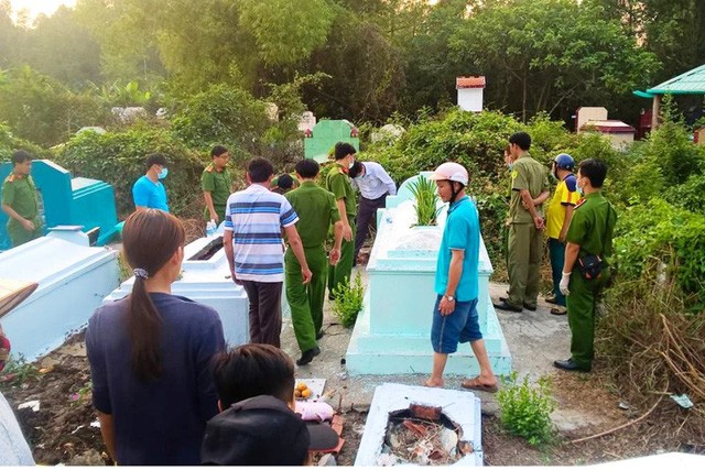Lực lượng chức năng đến khai quật mộ, khám nghiệm tử thi bé Thiên lén chôn ở chùa An Bình Tự. Ảnh: Intenet