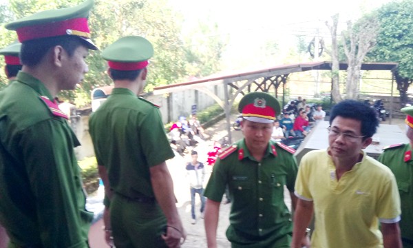 Bị cáo Trần Minh Lợi (áo vàng) tại phiên xử sơ thẩm