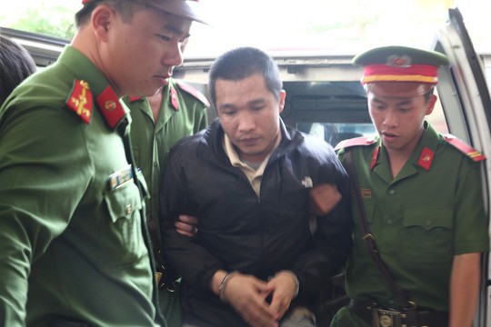 Lực lượng chức năng áp giải bị cáo Kiều Quốc Huy đến phiên tòa xét xử lưu động