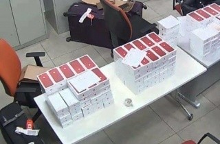 Lô điện thoại nhập lậu bị thu giữ ở sân bay Nội Bài. Ảnh: VnExpress