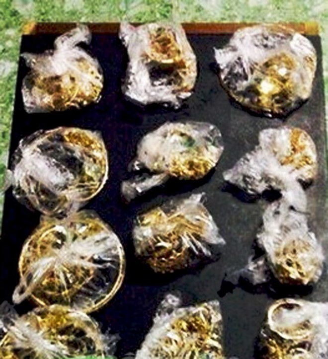 Cảnh sát thu giữ nhiều túi vàng do nhóm nghi can trộm được ở huyện Hoài Nhơn (Bình Định)