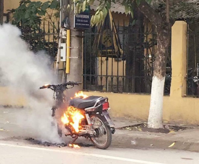 Sau khi "xin xỏ" bất thành, nam thanh niên liền châm lửa đốt xe ngay trước trụ sở CAP