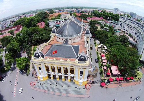 Nhà hát lớn Hà Nội nằm ngay đầu phố Tràng Tiền, cách không xa hồ Hoàn Kiếm và bảo tàng Lịch sử Việt Nam. Ảnh: Giang Huy