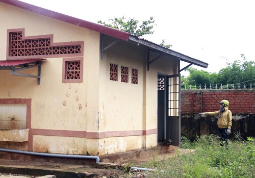 Nhà vệ sinh nơi bảo vệ trường tiểu học hiếp dâm và dâm ô các học sinh nữ