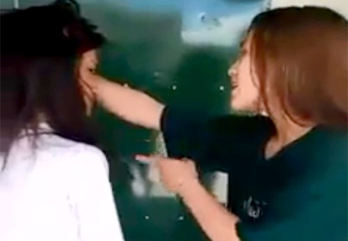 Nữ sinh bị cô gái túm tóc, chỉ tay đe dọa. Ảnh: Cắt từ clip