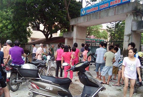 Nhiều người dân tập trung trước cổng trường THCS Ninh Xá, nơi nạn nhân được cho là bị sát hại