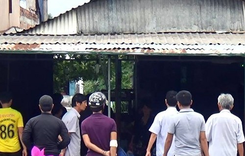 Nhiều người theo dõi cảnh sát khám nghiệm căn nhà của Việt tại Bình Thuận