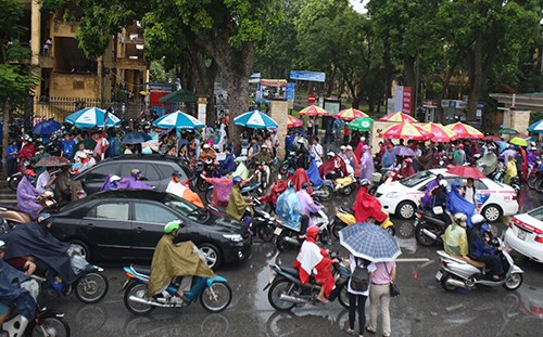 Sau hơn 4 năm đổi giờ học, giờ làm, thành phố Hà Nội ra phương án rà soát để điều chỉnh