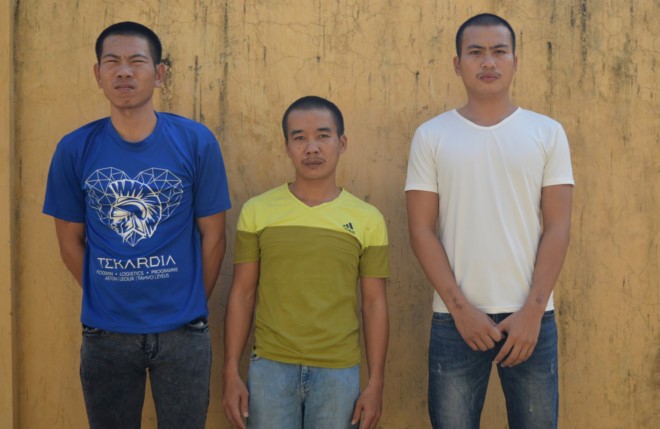 Tuấn, Văn và Quỳnh (từ trái sang) đạng bị tạm giam tại công an huyện Bố Trạch