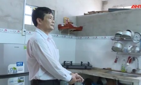 Bị can Nguyễn Văn Đàn được đưa đến hiện trường gây án thu thập chứng cứ phục vụ công tác điều tra