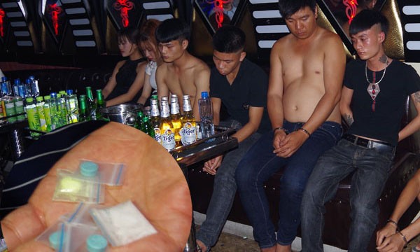 Nhóm thanh niên sử dụng ma túy để bay lắc bị bắt giữ ngay tại phòng hát