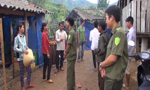 Bà con hàng xóm đến chia sẻ gia đình ông Phạm Văn Sang