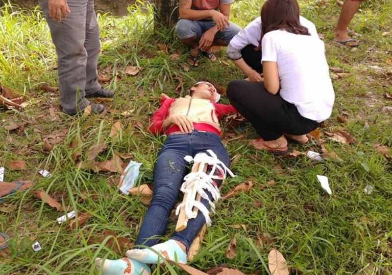 Cô gái bị thương được sơ cứu trước khi đưa đến bệnh viện cấp cứu 