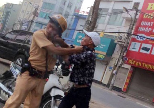 Trung úy cảnh sát giao thông bị nam thanh niên túm cổ áo và hành hung