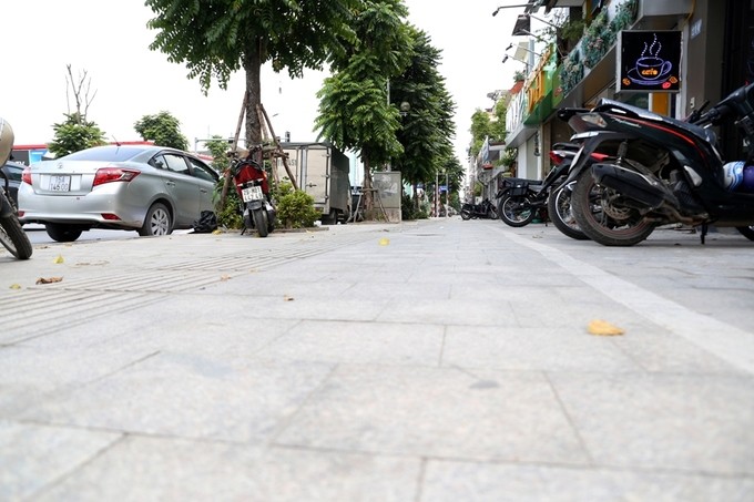 Quận Thanh Xuân (Hà Nội) đang cải tạo tuyến phố Nguyễn Trãi, trong đó hạng mục vỉa hè với chiều dài trên ba km được lát đá (màu ghi và xám) tự nhiên toàn bộ