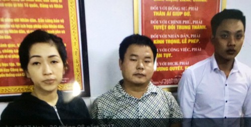 Liu Wen (giữa) và hai quản lý người Việt. Ảnh: Công an cung cấp.