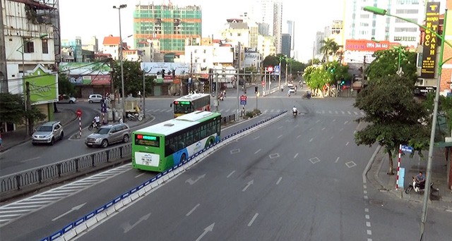 Sáng 2/9, ngày đầu tiên của kỳ nghỉ lễ Quốc khánh, đường phố trung tâm thủ đô Hà Nội không còn cảnh nhộn nhịp, ồn ã thường nhật. Phố Láng Hạ luôn ùn tắc vào giờ cao điểm buổi sáng, hôm nay vắng vẻ