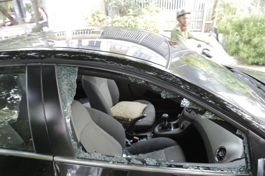 Một ôtô bị đập cửa kính lấy tại sản tại phường Phú Hòa, tỉnh Bình Dương vào năm 2016