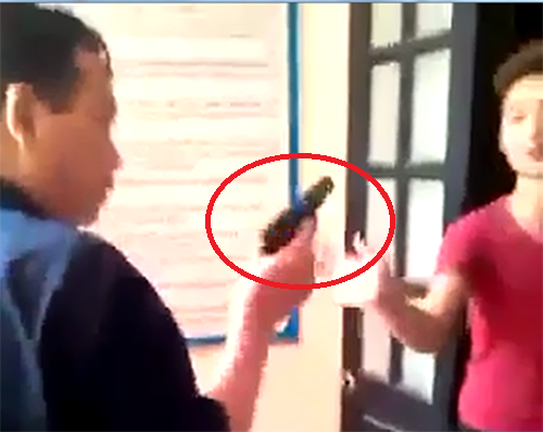 Hình ảnh ông Sơn dùng súng dọa bệnh nhân. Ảnh: Cắt từ video