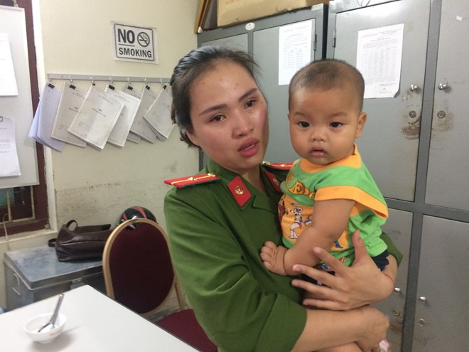Thiếu úy Khuất Khánh Ly người nhận chăm sóc bé
