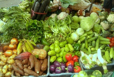 Mưa kéo dài, rau xanh chợ Hà Nội tăng giá gấp rưỡi