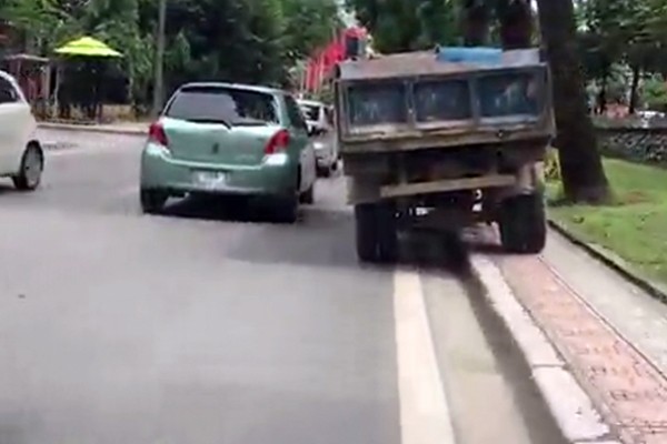 Tước giấy phép lái xe xe tải diễn xiếc trên phố Kim Mã
