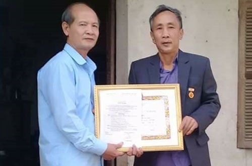 Ông Long nhận huy hiệu 30 năm tuổi Đảng từ chính quyền xã Phúc Sơn
