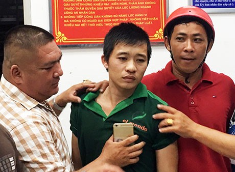 Nghi can Nguyễn Khánh Duy (áo xanh) bị các "hiệp sĩ" bắt giao công an