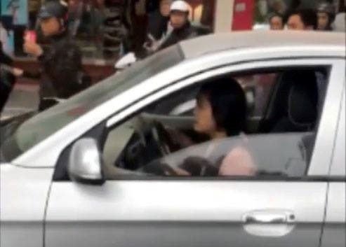 Nữ tài xế điều khiển ôtô vi phạm. Ảnh: Cắt từ clip
