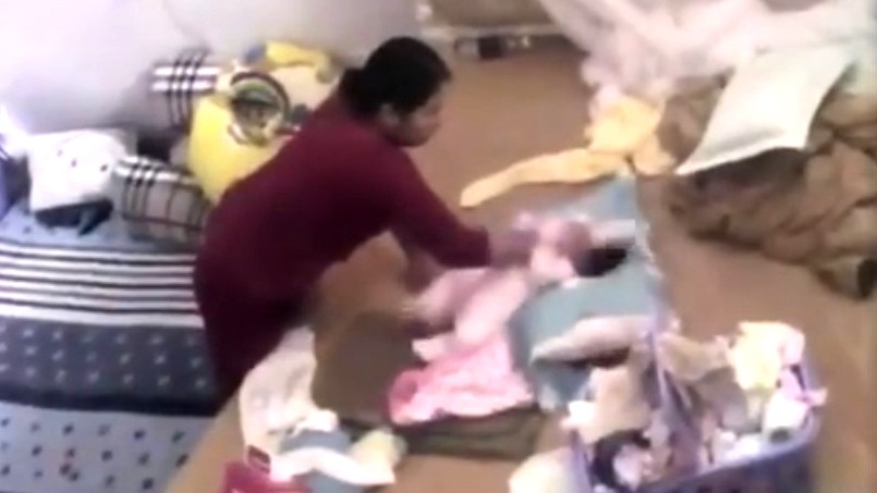 Người phụ nữ liên tục đánh đứa bé mặc cháu bé gào khóc. Ảnh cắt từ video