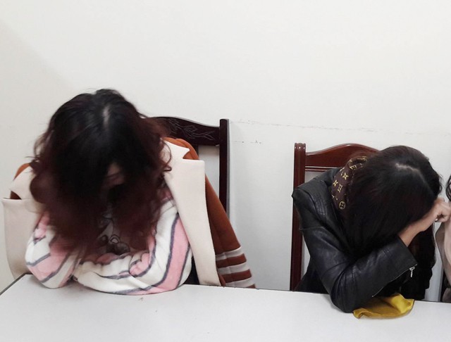 Thái Thị Y. và Trần Thị N. bị bắt giữ khi đang thực hiện hành vi bán dâm trong khách sạn. Giá mỗi lần đi khách của 2 chân dài này là 2 triệu đồng