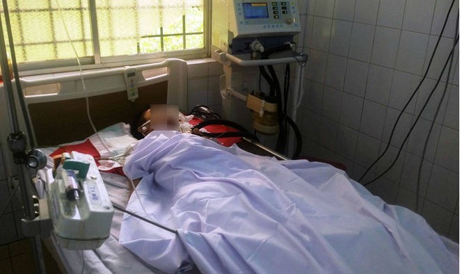 Nam sinh đang cấp cứu tại bệnh viện sau khi bị bắn. Ảnh: VietNamNet