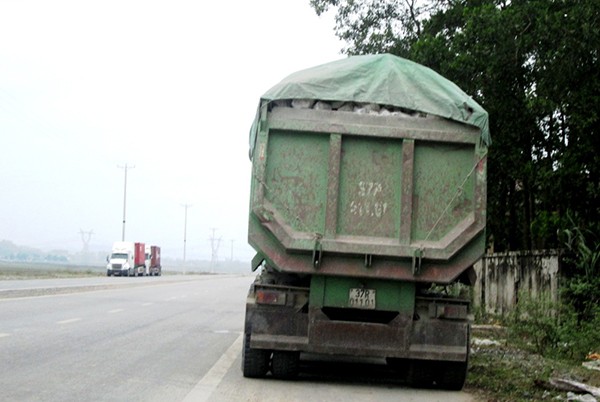 Xe đầu kéo Doang nghiệp Trung Hải BKS 37C-19026 ( ở thị trấn Quỳ Hợp, huyện Quỳ Hợp, Nghệ An) chở đá quá trần ngang nhiên hoạt động trên quốc lộ 48
