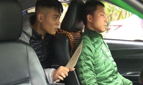 Đối tượng Khiêm diễn tả lại tình huống dùng dao uy hiếp tài xế taxi