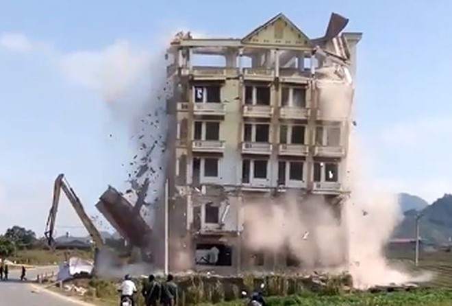 Chiều 15/1, huyện Mộc Châu tổ chức phá dỡ tòa nhà 7 tầng của "trùm" ma túy. (Ảnh cắt từ clip)