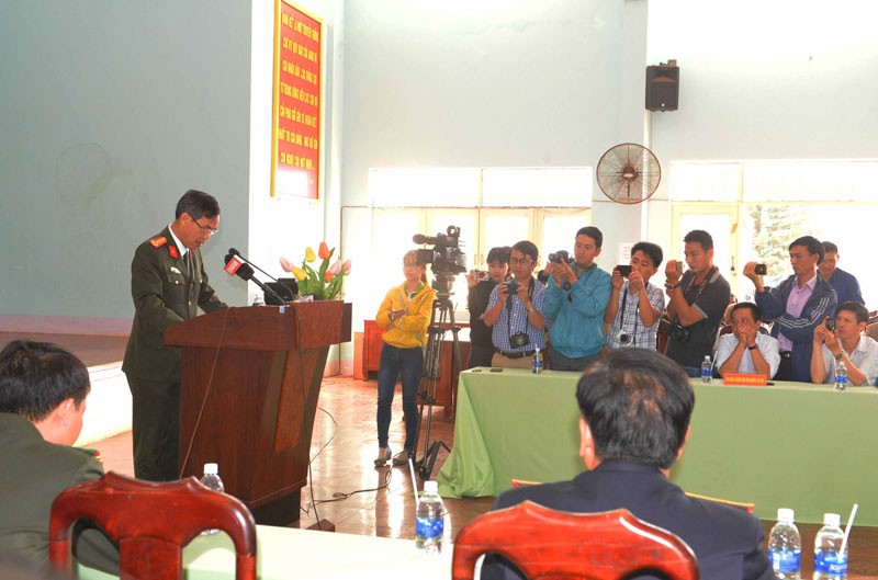 Đại tá Nguyễn Thế Lực thay mặt Công an tỉnh đọc lời xin lỗi chân thành với công dân bị oan