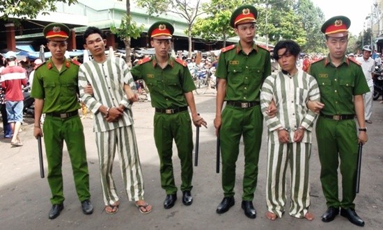 Bị can Tuấn (trái) và Kép khi bị bắt giữ