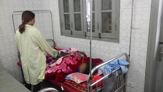 Bé gái B.T.M.T. đang được điều trị tại Bệnh viện đa khoa tỉnh Hòa Bình