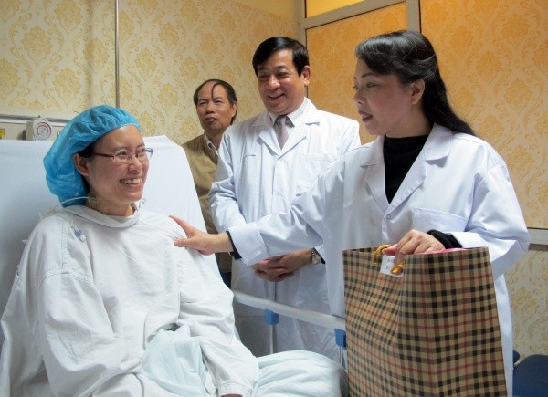 Bộ trưởng Y tế Nguyễn Thị Kim Tiến (phải) chúc bác sĩ Hạnh sớm khỏe để trở lại với công việc