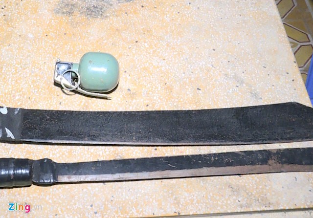 Hai cây mã tấu cùng quả lựu đạn giả được cảnh sát tạm giữ