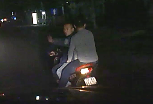 Hình ảnh nhóm thanh niên đánh võng trước đầu ôtô. Ảnh: Cắt từ video