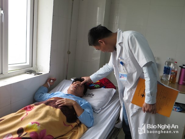 Thầy giáo Đặng Minh Thủy đang điều trị tại Bệnh viện ĐK Phủ Diễn. Ảnh: Báo Nghệ An