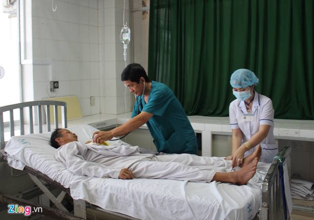 Bác sĩ chăm sóc bệnh nhân điều trị tại bệnh viện