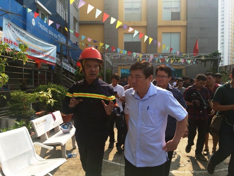 Sáng 23/3, ông Nguyễn Thành Phong, Chủ tịch UBND TP.HCM cũng đã có mặt tại chung cư Carina Plaza - nơi xảy ra hỏa hoạn