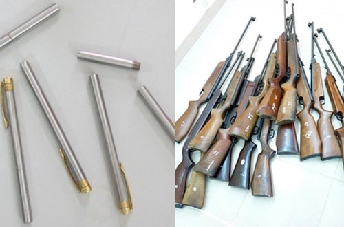 Số súng dạng bút và tang vật vụ án được cảnh sát thu giữ