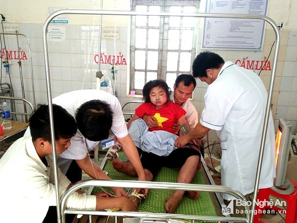 Nữ sinh Vi Kim Dung khi được đưa đến cấp cứu tại Trung tâm Y tế huyện Quế Phong