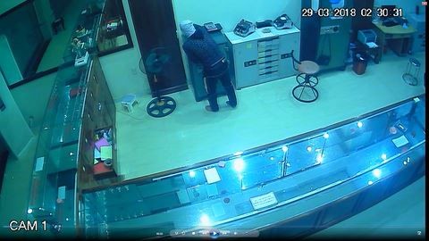 Hình ảnh tên trộm trong tiệm vàng được camera an ninh ghi lại